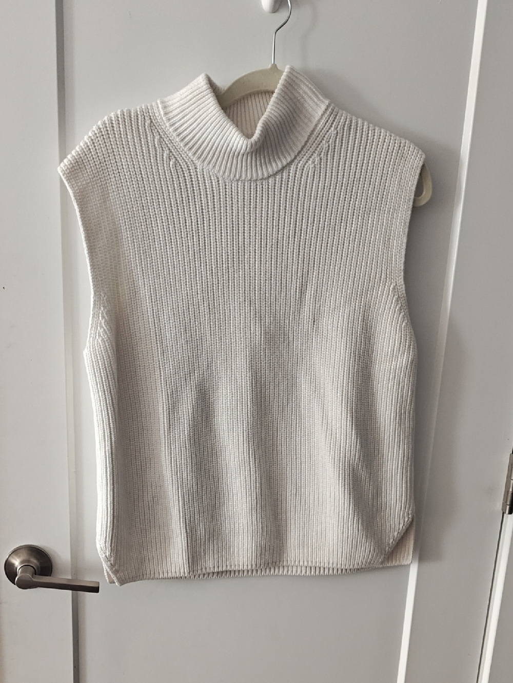 Abercrombie & Fitch Off-White Sleeveless Turtleneck Sweater Vest